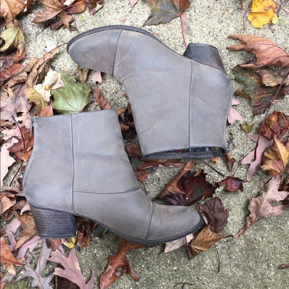 Fergalicious by Fergie Booties size 7